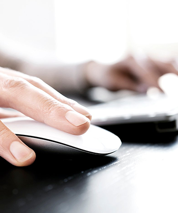 main souris ordinateur 